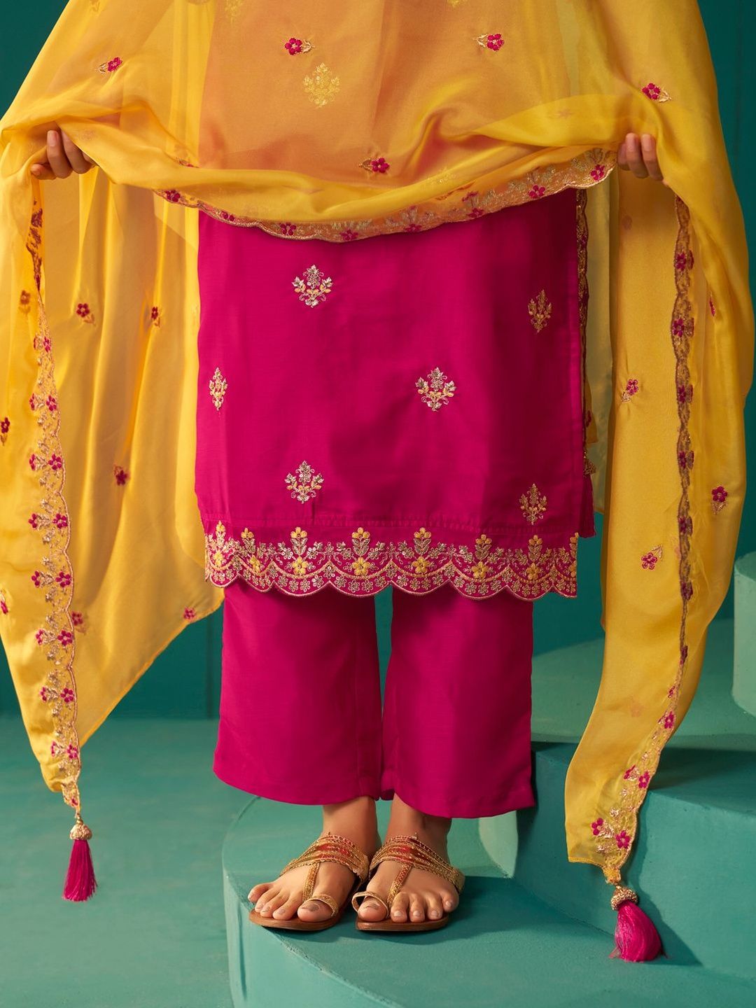 dresoul women ethnic motifs embroidered regular thread work kurta with trousers & with dupatta dresoul women ethnic motifs embroidered regular thread work kurta with trousers & with dupatta